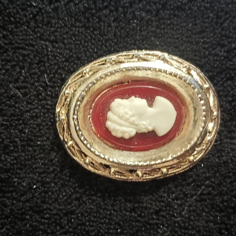 Cameo brooch